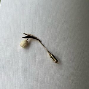 Avon Goldtone White Flower Brooch